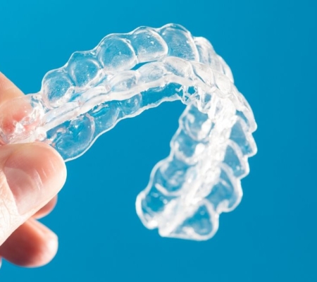 Invisalign vs Smile Direct Club. Which clear alignment tray is best?